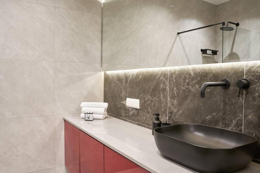 Little Gem: Modern Urban Retreat Daire Atina Dış mekan fotoğraf